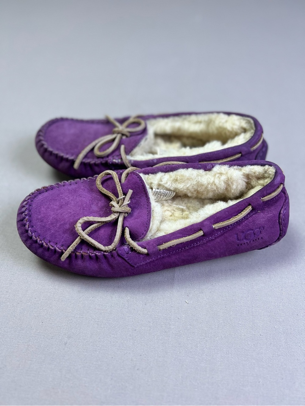 UGG Dakota Womens Purple Suede Shearling Lined Moccasin Slippers US 7 - Picture 2 of 6
